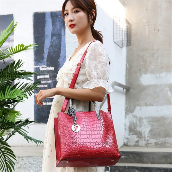 Bolso de mano con lentejuelas y borlas 2